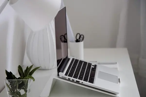 Como montar um home office com mesa dobrável em quarto pequeno