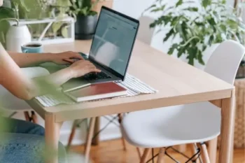 Erros ao escolher mesa dobrável para home office em quarto pequeno
