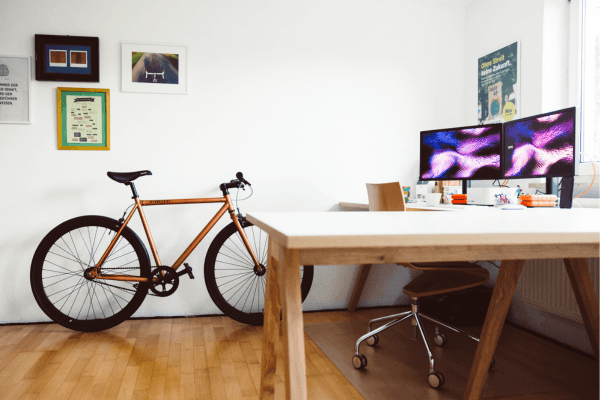 Home office no quarto pequeno: onde colocar a mesa dobrável?
