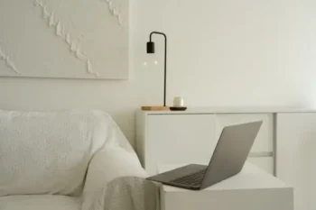 Mesa dobrável ao lado da cama: como usar sem atrapalhar a circulação