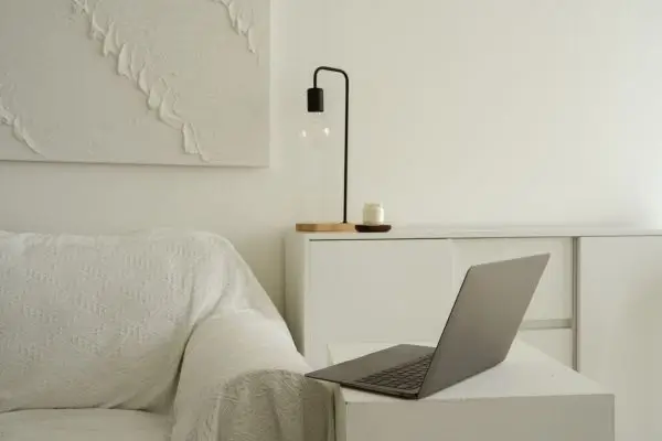 Mesa dobrável ao lado da cama: como usar sem atrapalhar a circulação