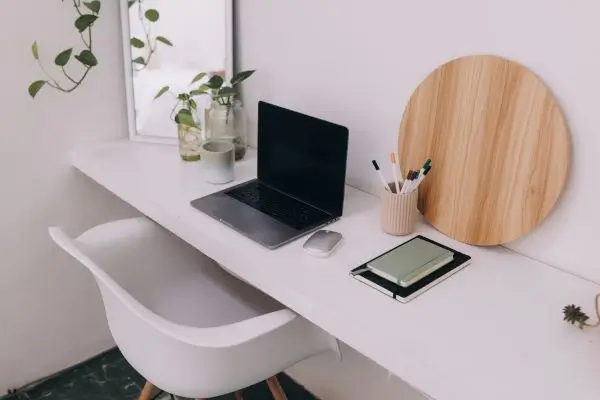 Mesa dobrável atrás da porta: solução real para quarto pequeno?