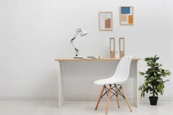 Mesa dobrável branca para home office pequeno: combina com quarto pequeno?