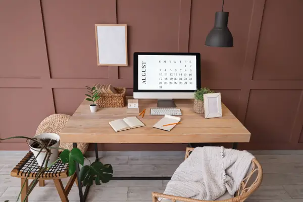 Mesa dobrável de parede para home office: vale a pena em quarto pequeno?