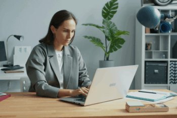 Mesa dobrável de parede para notebook: modelos ideais para quarto pequeno