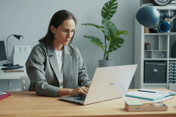 Mesa dobrável de parede para notebook: modelos ideais para quarto pequeno