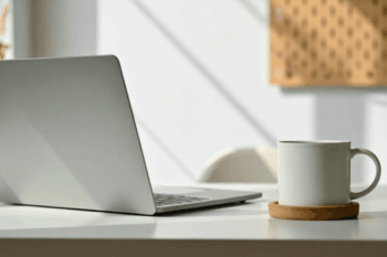 Mesa dobrável retrátil para quarto pequeno: como usar no home office