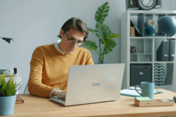 Mesa dobrável suspensa para home office: solução para quem tem pouco espaço