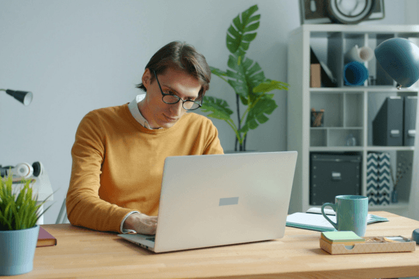 Mesa dobrável suspensa para home office: solução para quem tem pouco espaço