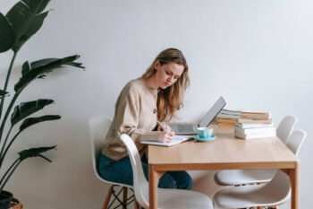 Mesa pequena para home office no quarto: como escolher o tamanho ideal